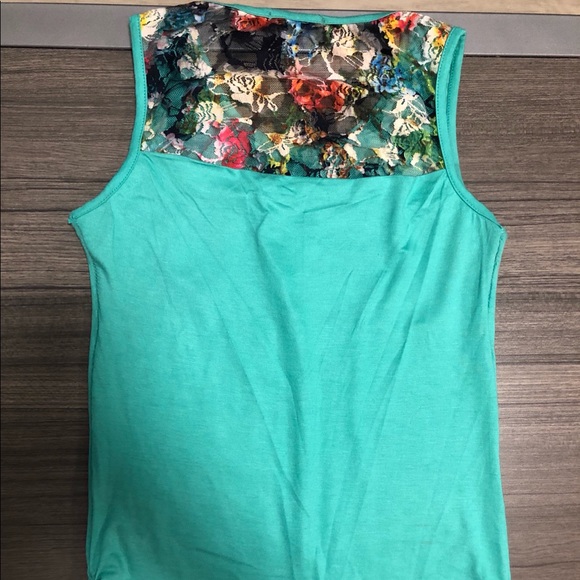 Green tank top - Picture 3 of 4